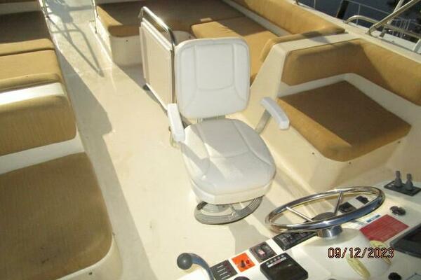 40' Mainship flybridge forward seating