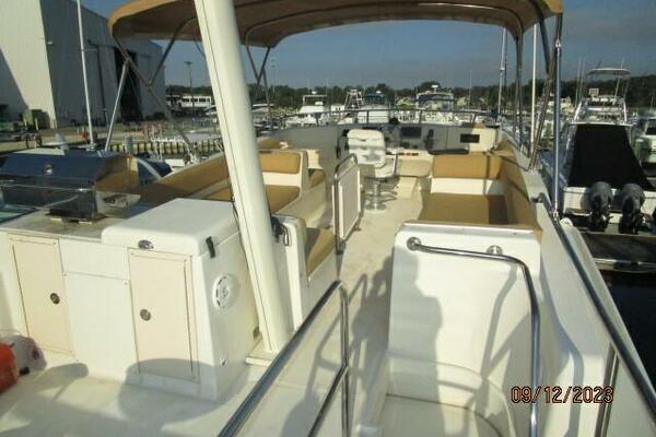 40' Mainship sundeck forward