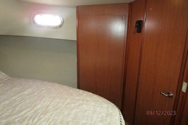 40' Mainship master stateroom starboard
