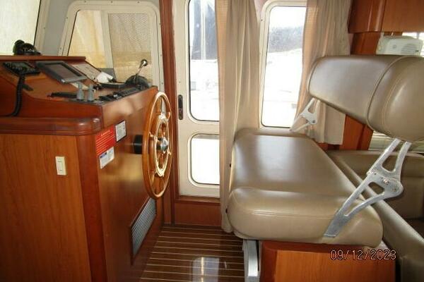 40' Mainship lower helm2