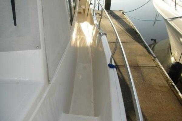40' Mainship port side deck2