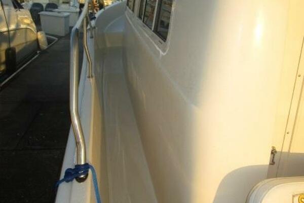 40' Mainship port side deck1