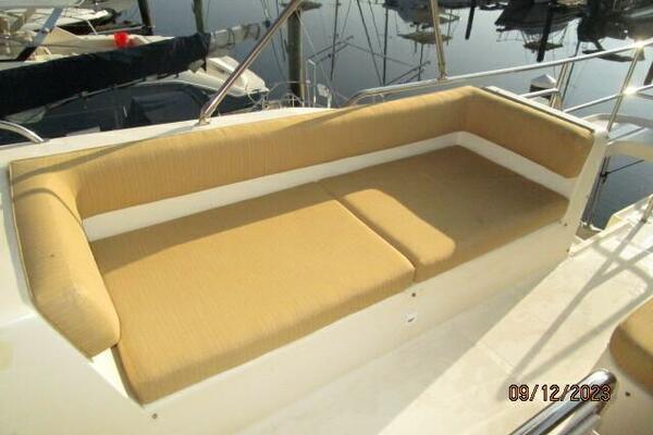 40' Mainship flybridge starboard seating