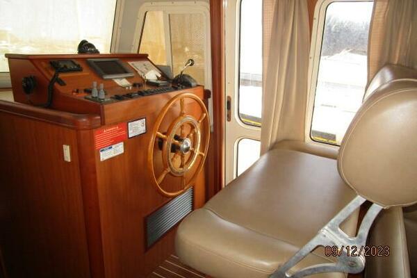 40' Mainship galley3