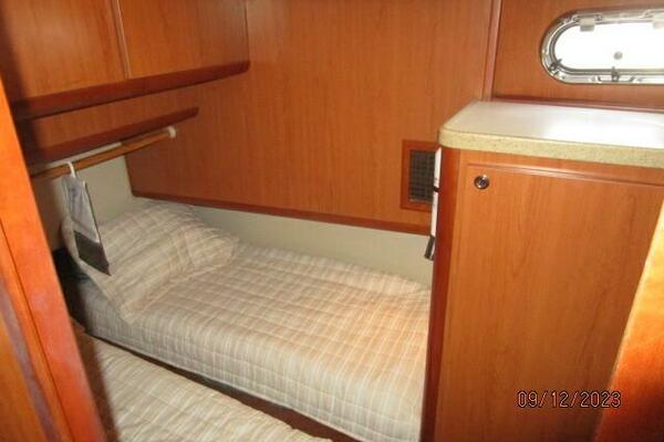 40' Mainship guest stateroom