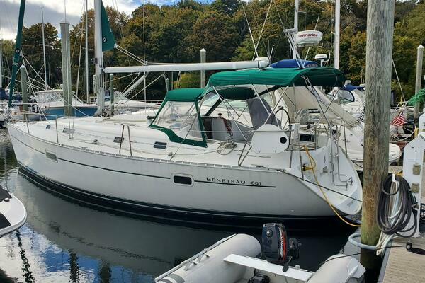 Photo of the 2000 Beneteau 361 "Reality Winds"