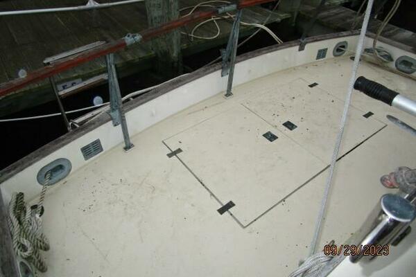 36' Grand Banks aftdeck2