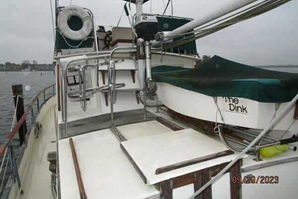 36' Grand Banks trunk cabin forward