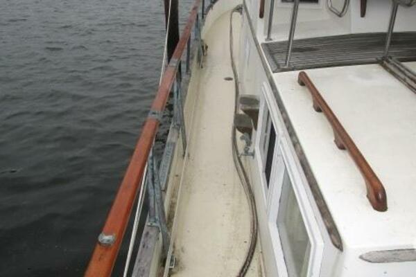 36' Grand Banks port side deck1