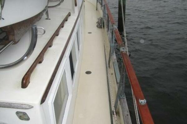 36' Grand Banks starboard side deck1