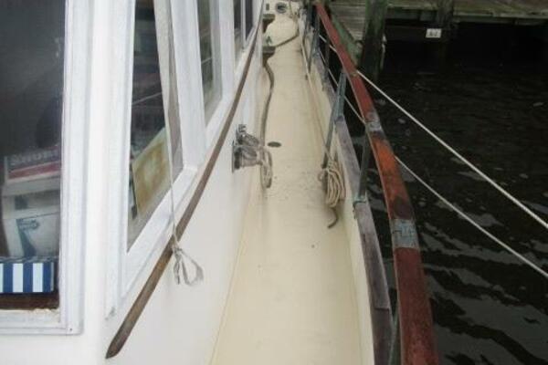 36' Grand Banks port side deck2