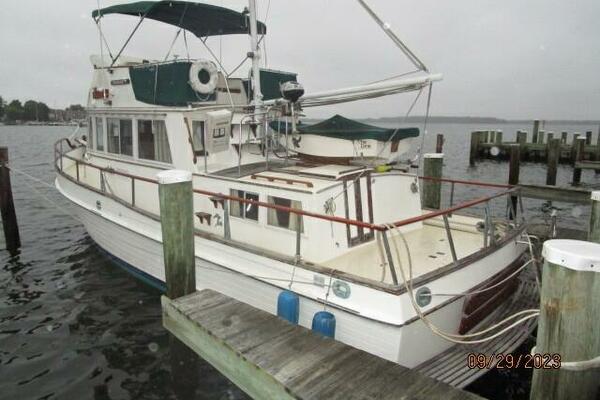 36' Grand Banks port aft profile