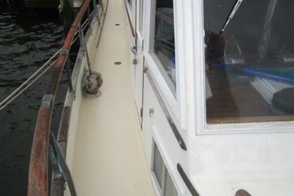 36' Grand Banks starboard side deck2