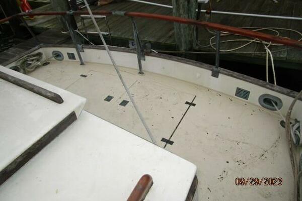 36' Grand Banks aftdeck1