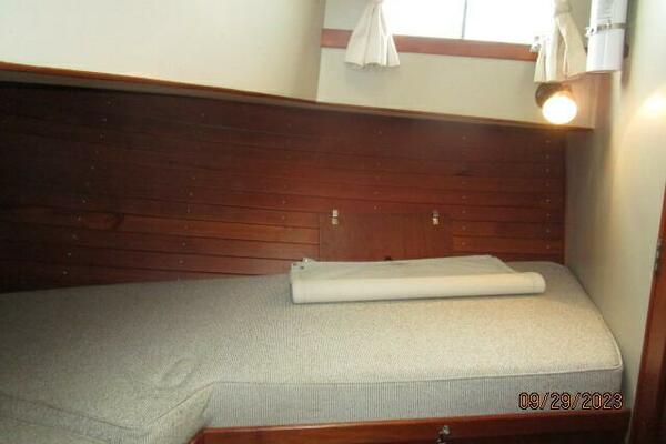 36' Grand Banks guest stateroom starboard