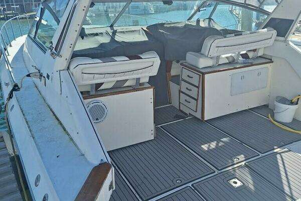 Photo of the 1985 Sea Ray 390 Express Cruiser