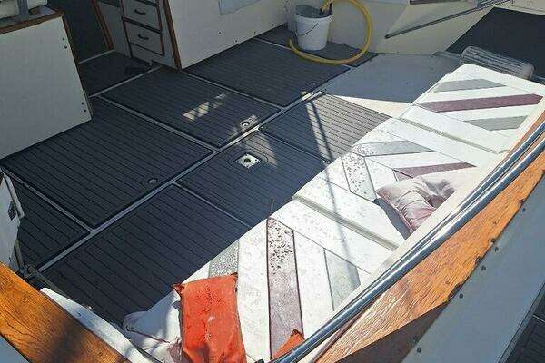 Photo of the 1985 Sea Ray 390 Express Cruiser