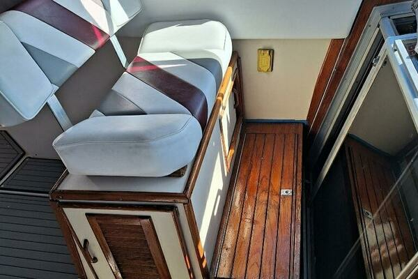 Photo of the 1985 Sea Ray 390 Express Cruiser