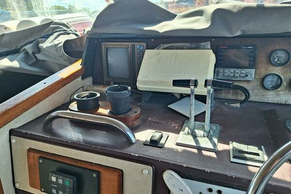 Photo of the 1985 Sea Ray 390 Express Cruiser