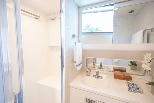 Sea Senor 78ft Hatteras Yacht For Sale