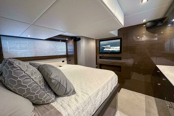 2019 Cruisers Yachts 50