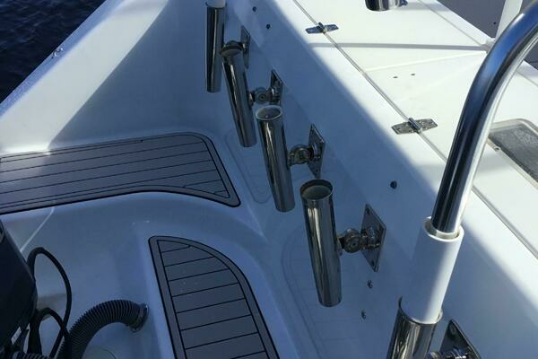 Photo of the 2004 Century 3200 Center Console