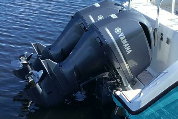 Photo of the 2004 Century 3200 Center Console