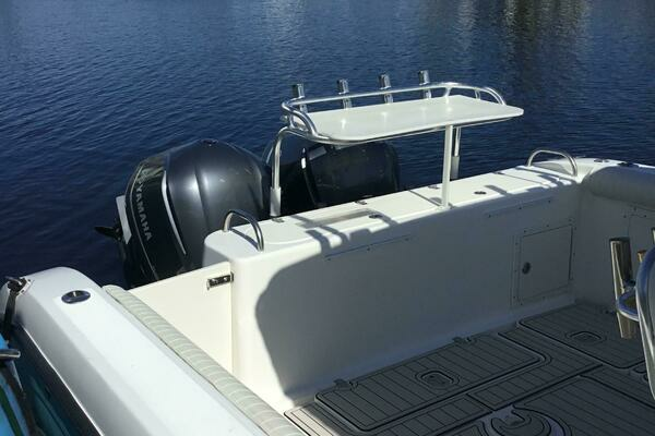 Photo of the 2004 Century 3200 Center Console