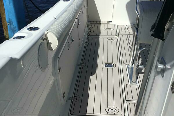 Photo of the 2004 Century 3200 Center Console