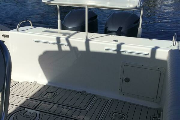 Photo of the 2004 Century 3200 Center Console