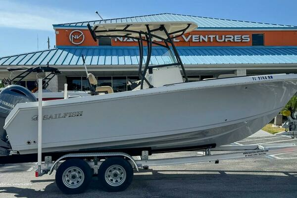 Photo of the 2019 Sailfish 220 CC