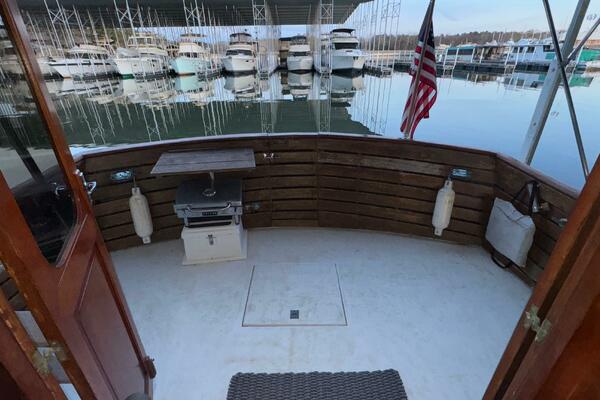 20 Kadey Krogen 42 Cockpit Area Facing Aft