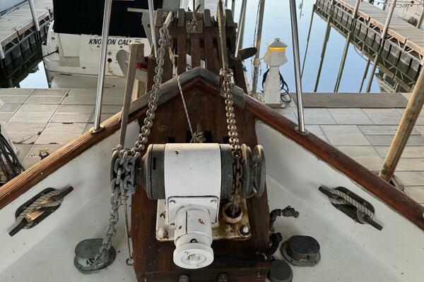 80 Kadey Krogen 42 Windlass