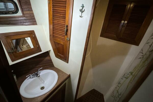 55 Kadey Krogen Owners Ensuite Head 1