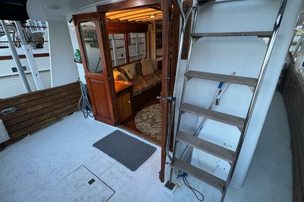 19 Kadey Krogen 42 Cockpit 
