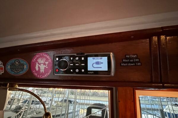 89 Fusion Radio Pilothouse