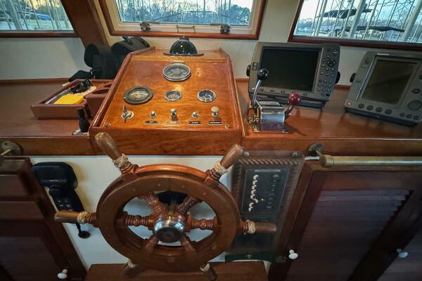 39 Kadey Krogen 42 Pilot House Controls