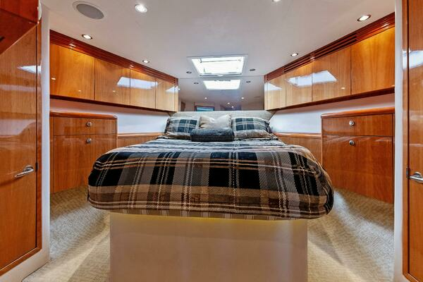 2007 Hatteras 64