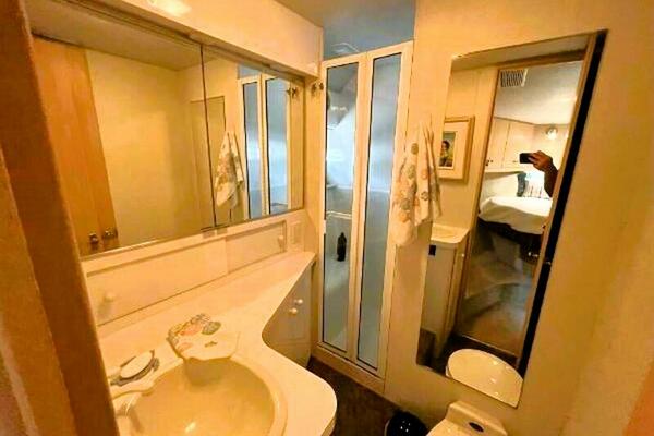 END RESORT 46ft Silverton Yacht For Sale