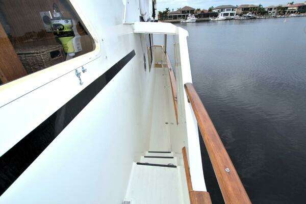 Brown 61ft Tollycraft Yacht For Sale