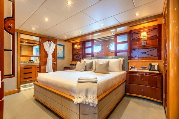 2011 Trinity Yachts 164