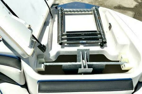 Photo of the 2018 Yamaha Boats 