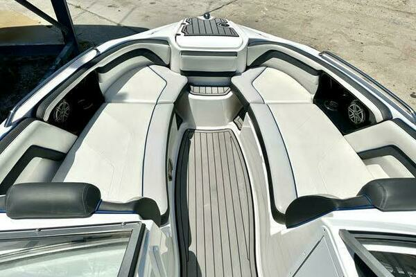 Photo of the 2018 Yamaha Boats 