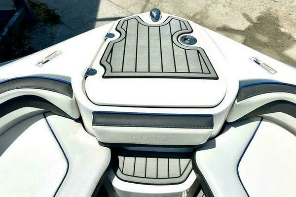 Photo of the 2018 Yamaha Boats 