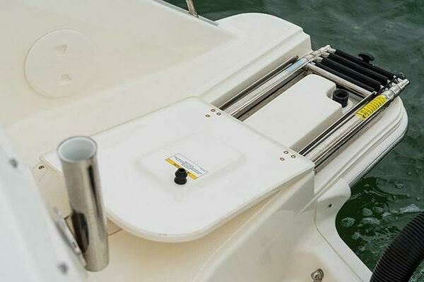 Boston Whaler 240 Vantage Yacht For Sale