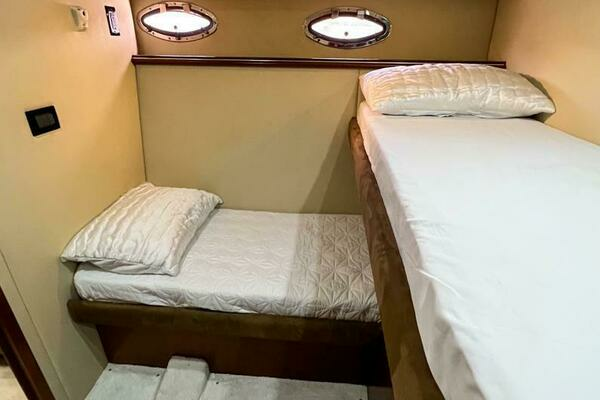 2011 Cruisers Yachts 56