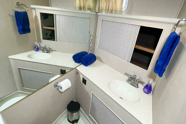 Tollycraft 44 CPMY Yacht For Sale