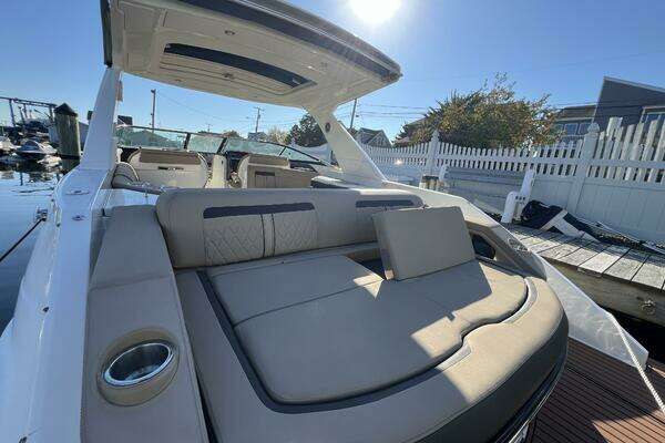 Photo of the 2018 Sea Ray 310 SLX "Knot On Call"