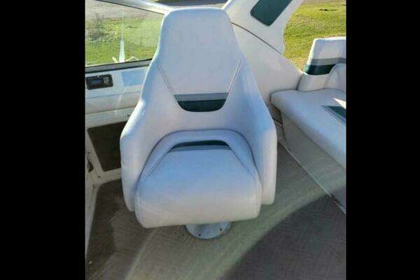 Photo of the 1989 Cruisers Yachts Esprit 3270