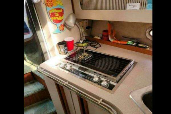 Photo of the 1989 Cruisers Yachts Esprit 3270